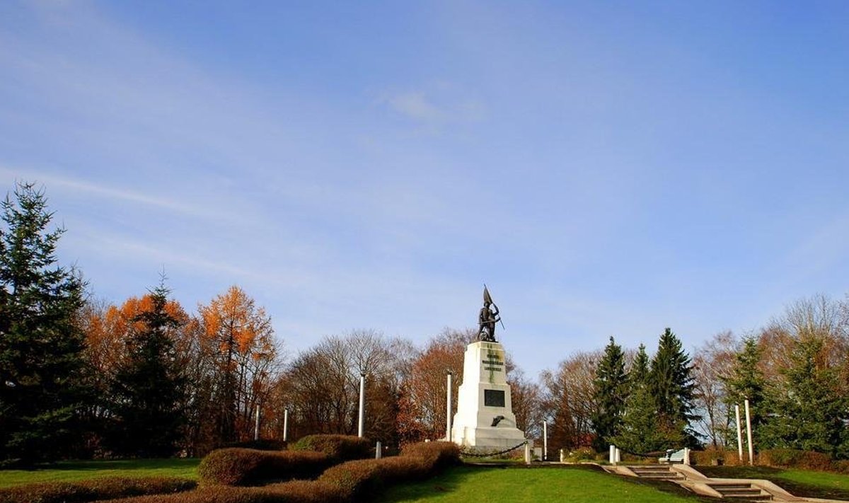 1940. aasta oktoobris lõhutud Vabadussõja mälestussammas Rakveres, mis taastati 1992. aastal