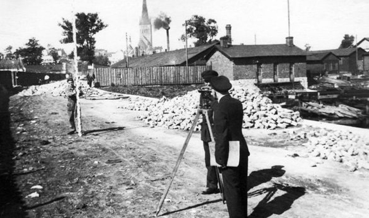 HÄDAABITÖÖD TALLINNAS: Sadamasse viiva tee sillutustööde ettevalmistamine 1930. aastate algul.