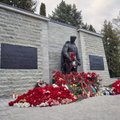 ФОТО | Это останется в истории: Бронзовый солдат утонул в цветах 8 мая — память почтили Эстония, Белоруссия, Казахстан