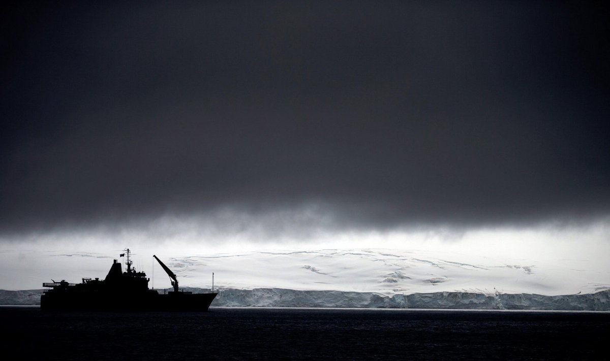 Tšiili laevastiku alus Aguiles Antarktika lähistel.