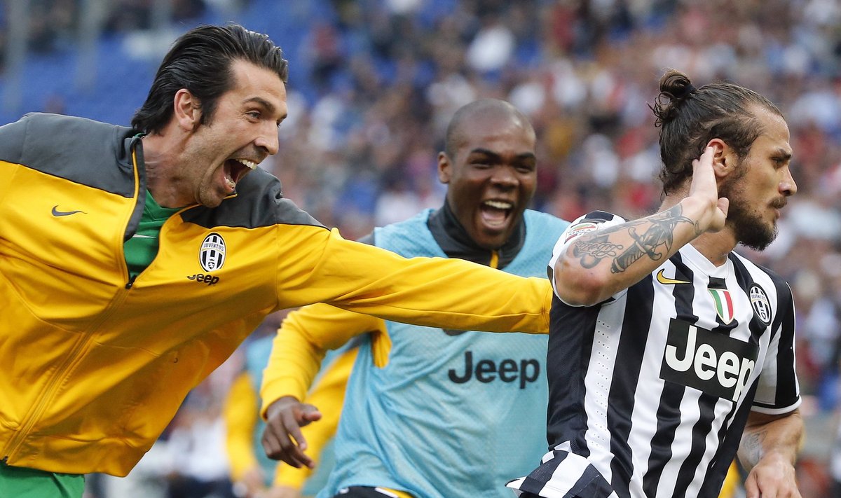 Juventus' Osvaldo celebrates with his teammates Buffon and Ogbonna  after scoring against AS Roma during their Italian Serie A soccer match in Rome