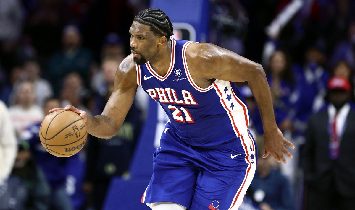 Joel Embiid Philadelphia 76ersi särgis.