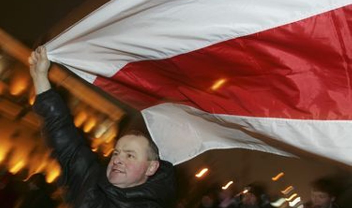 Valgevene rahvuslipp meeleavaldaja käes lehvimas