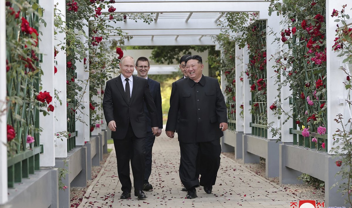 Paar päeva enne Vladimir Putini ja Kim Jong-uni kohtumist võeti Hiinas maha mälestustahvel, mis meenutas Kimi kohtumist sealse liidri Xi Jinpingiga.