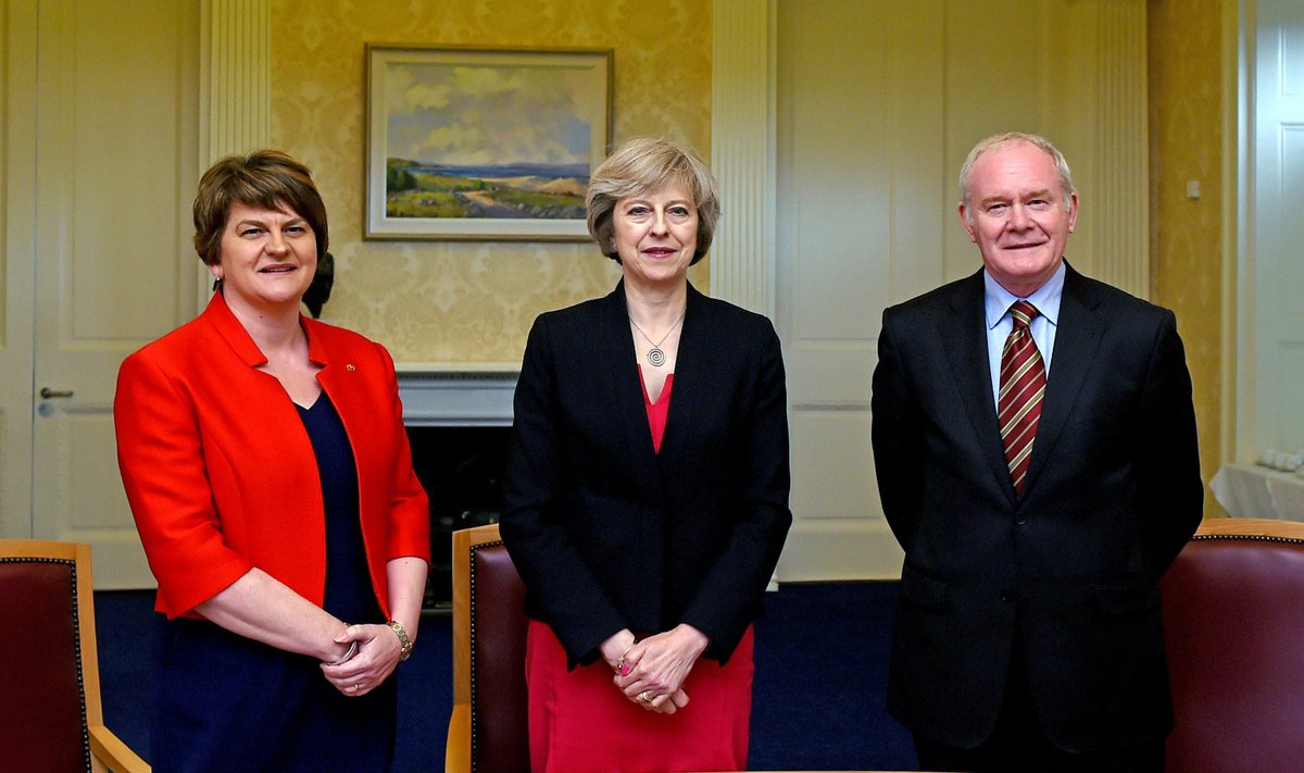 Theresa May (keskel), Põhja-Iiri valitsusjuht Arlene Foster ja asepeaminister Martin McGuinness