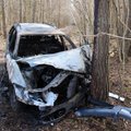 FOTOD | Joobes alaealine ärandas auto ja viis tüdruku sõidule: asi päädis vastu puud sõitmisega, sõiduk hävis tules