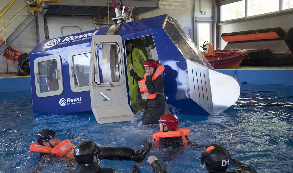 Nordica töötajad õpivad Revali merekoolis vette hädamaandunud helikopterist pääsemist.