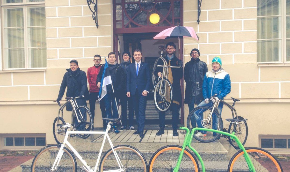 Taavi Rõivas andis Eesti ratturitele EXPO jaoks lipu üle