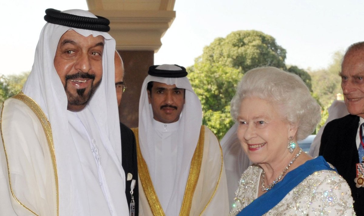 KUNINGLIKUD PEAD: Šeik Khalifa ja Elizabeth II aastal 2009 Abu Dhabis. Šeigi valduses olev kinnisvara hulk tekitab küsimuse, kellele Ühendkuningriik tegelikult kuulub.