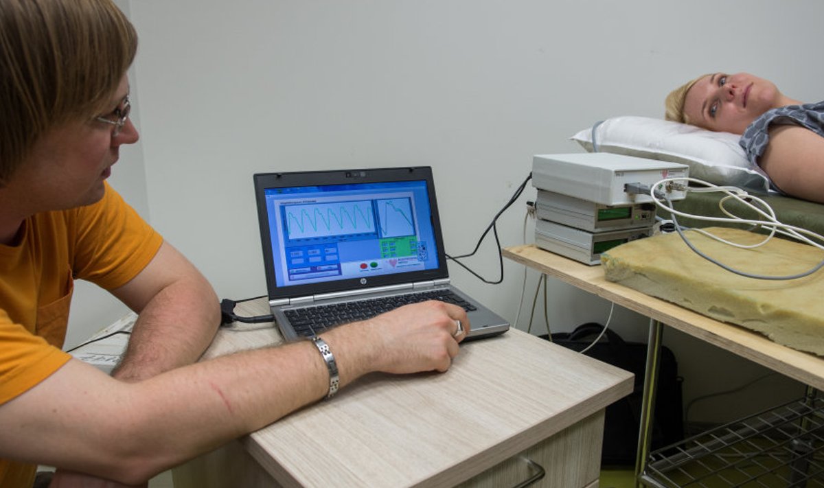 Allk TTÜ vanemteadur Kristjan Pilt teeb pulsilaine seadme ja meetodi abil uuringut. Vasakul üleval on näha pulsilaine kuju. 