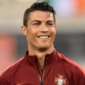 VIDEO: Habemikuks maskeerunud Ronaldo kõksis tänaval palli, kogus annetusi ning üllatas pisikest fänni