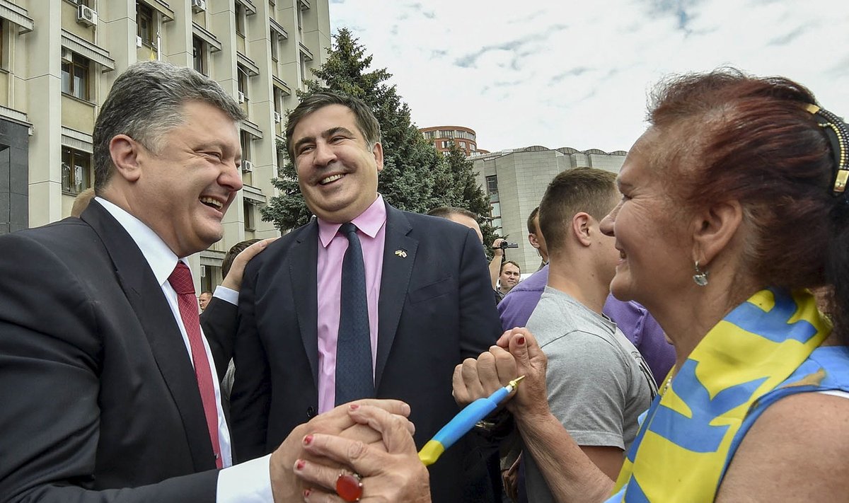 Täna aasta tagasi tutvustas Ukraina president Petro Porošenko (vasakul) Odessa elanikele uut kuberneri Mihheil Saakašvilit (keskel).