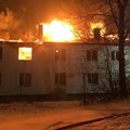 ФОТО: В Ласнамяэ горел открытым пламенем многоквартирный дом, 13 человек эвакуированы