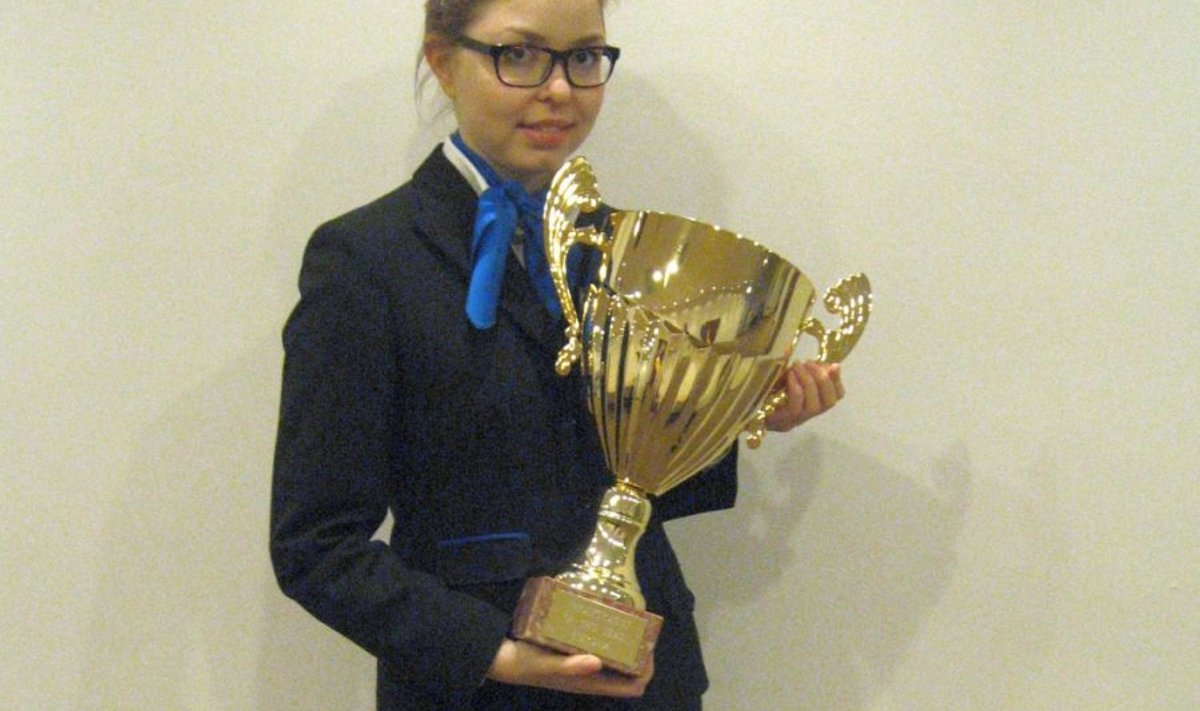 2009. aastal lõpetas Liis Lippus Märjamaa gümnaasiumi. Täna on tal bakalaureuseõpingud lõpusirgel ja esimene tööalane edugi käes