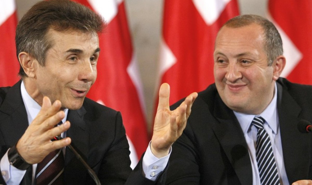 Pildil Margvelašvili presidendiks valimise üle rõõmustav tollane peaminister Ivanišvili (vasakul) on oma soosikus nüüdseks pettunud. 