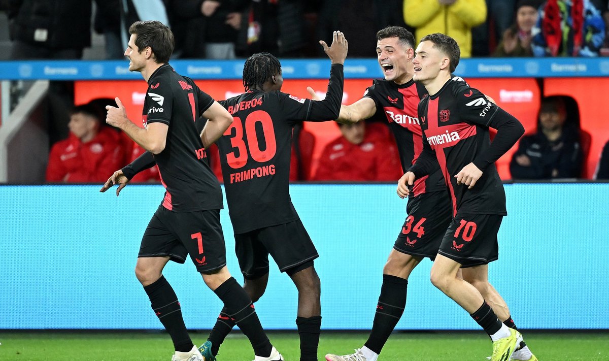 Leverkuseni Bayeri mängijad väravat tähistamas.