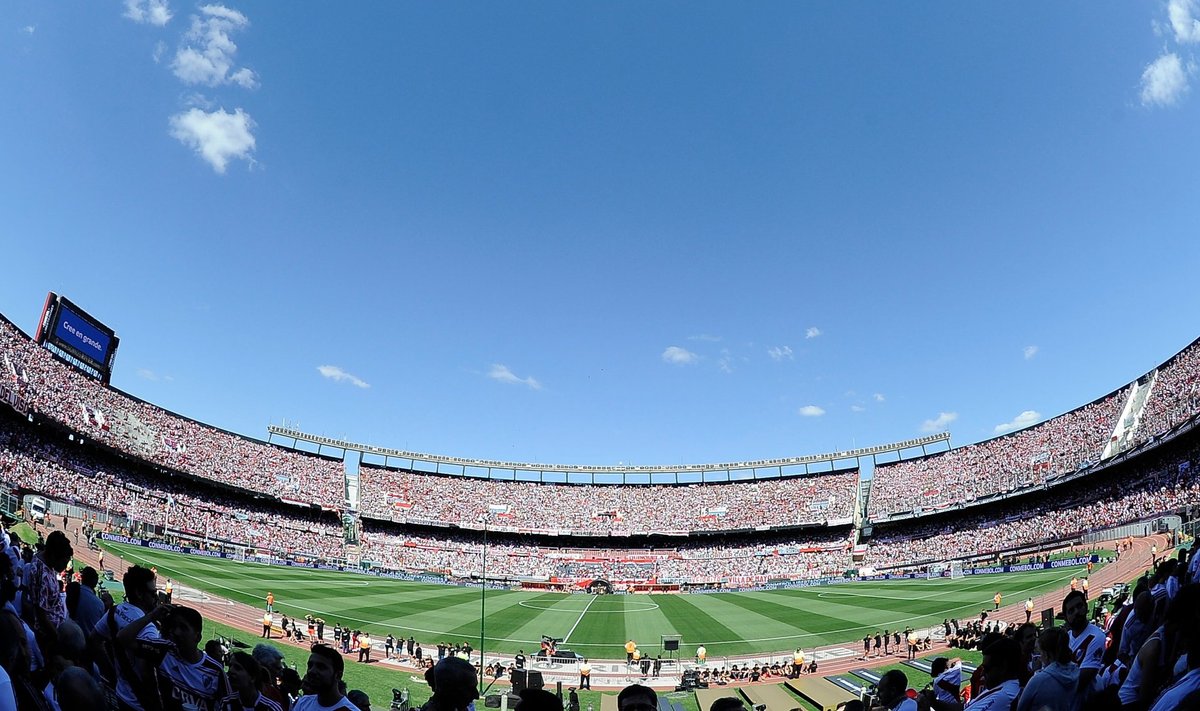 Üle 60 000 River Plate’i fänni ootas staadionil kahel päeval järjest jalgpallimängu, mida lõpuks ei toimunudki.