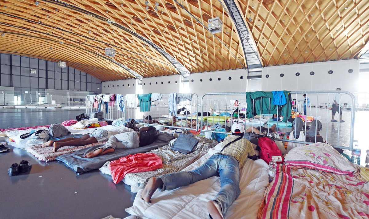 Saksamaa saab veel hakkama, aga kauaks? Riigi asüülitaotlejate toetussüsteem ägab rekordilises koguses saabuvate põgenike all. Näiteks Karlsruhes on tulnud ajutise pagulaste majutuskeskusena kasutusele võtta kohaliku lõbustuspargi pääsla.