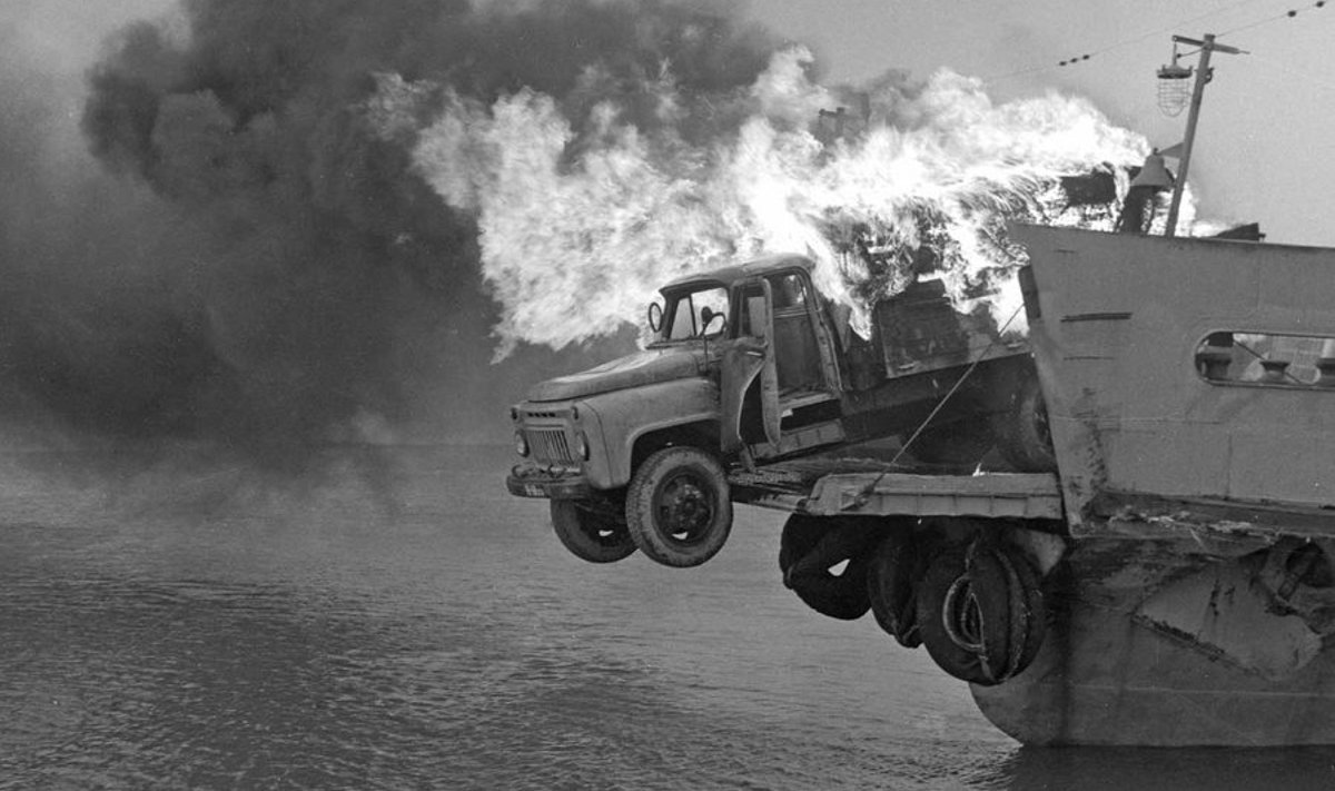 “Keskpäevane praam” (1967) - Peategelaseks saab põlev auto. Merre lükatakse ka kallis sõiduauto Volga. Sel puhul nõukogude inimene võpatas. Rahvas ristis filmi “Keskpäraseks praamiks”. (Foto: Eesti Filmiarhiiv, Tallinnfilm)