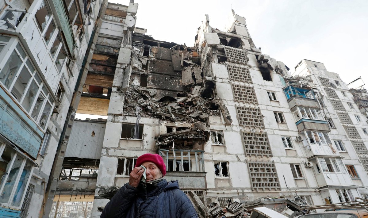 MÄLESTUS KODUST: Mariupoli elanik Valentina Demura seisab oma kodumaja ees, mis sai pommiga pihta. Tema korter on hävinud. Nüüd elab ta naabri juures.