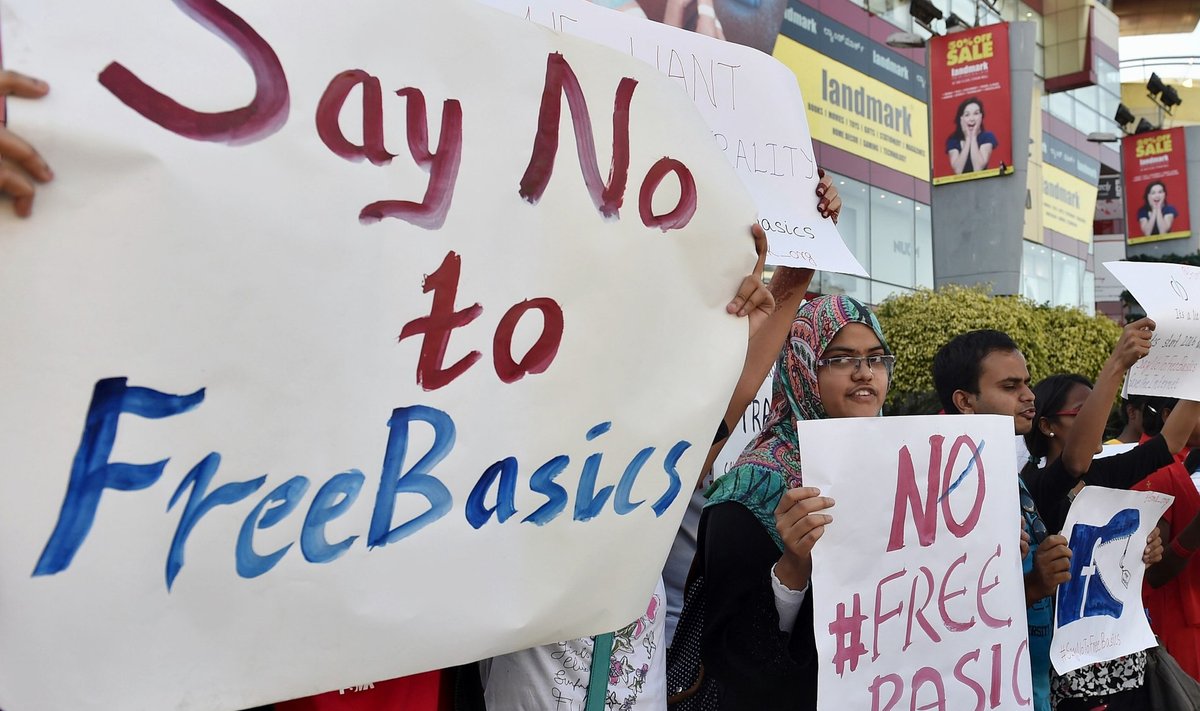 Indias protestiti mullu Facebooki pakutava Free Basicsi teenuse vastu, mis annab kasutajatele ligipääsu ainult piiratud osale internetist ja seab ohtu võrguneutraalsuse.