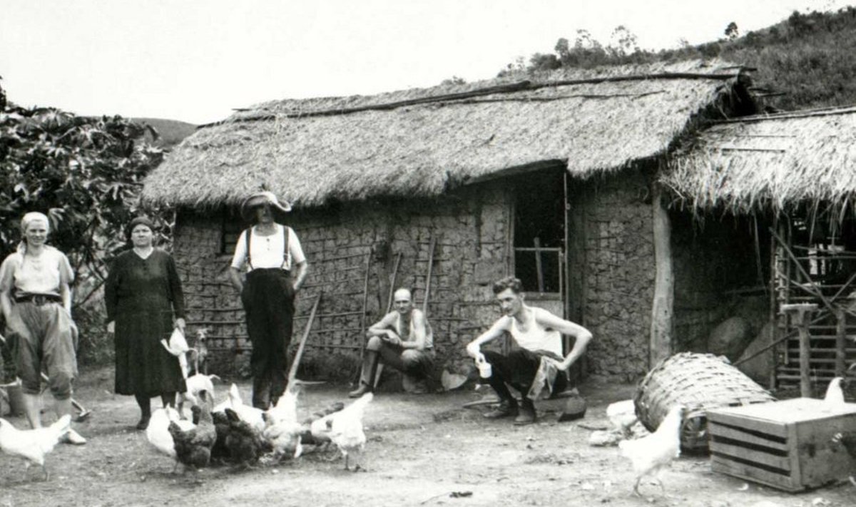 Onn linnukestega: Elsa (vasakul) ja Ilmar Toop (paremal) külas eesti asunikel Emma, Robert ja Arnold Blokmannil Brasiilias veebruaris 1937.<br>(Foto: Eesti Filmiarhiiv)