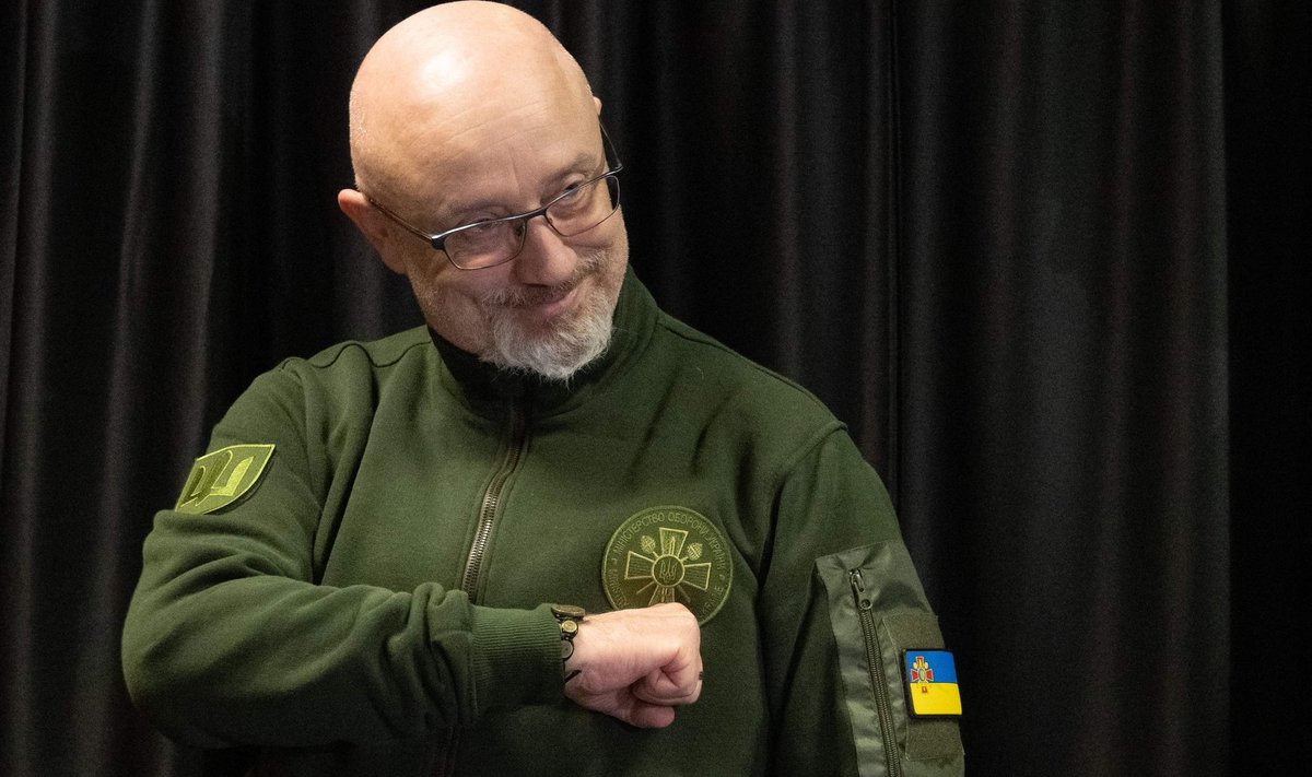 OIeksi Reznikov märkis enne lahkumist, et ministeerium ei saa sõja ajal pingsalt reeglite järgimisele keskenduda.