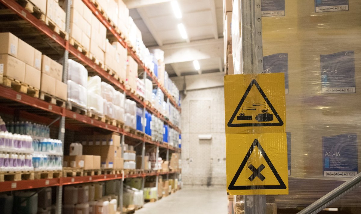 Euroopa Liidu REACH-määrus paneb kemikaalitootjatele ja -käitlejatele mitmeid lisakohustusi, näiteks puudutavad need kemikaalide märgistamist, ladustamist, transportimist jmt ning ohutuse tagamist selle kõige juures.