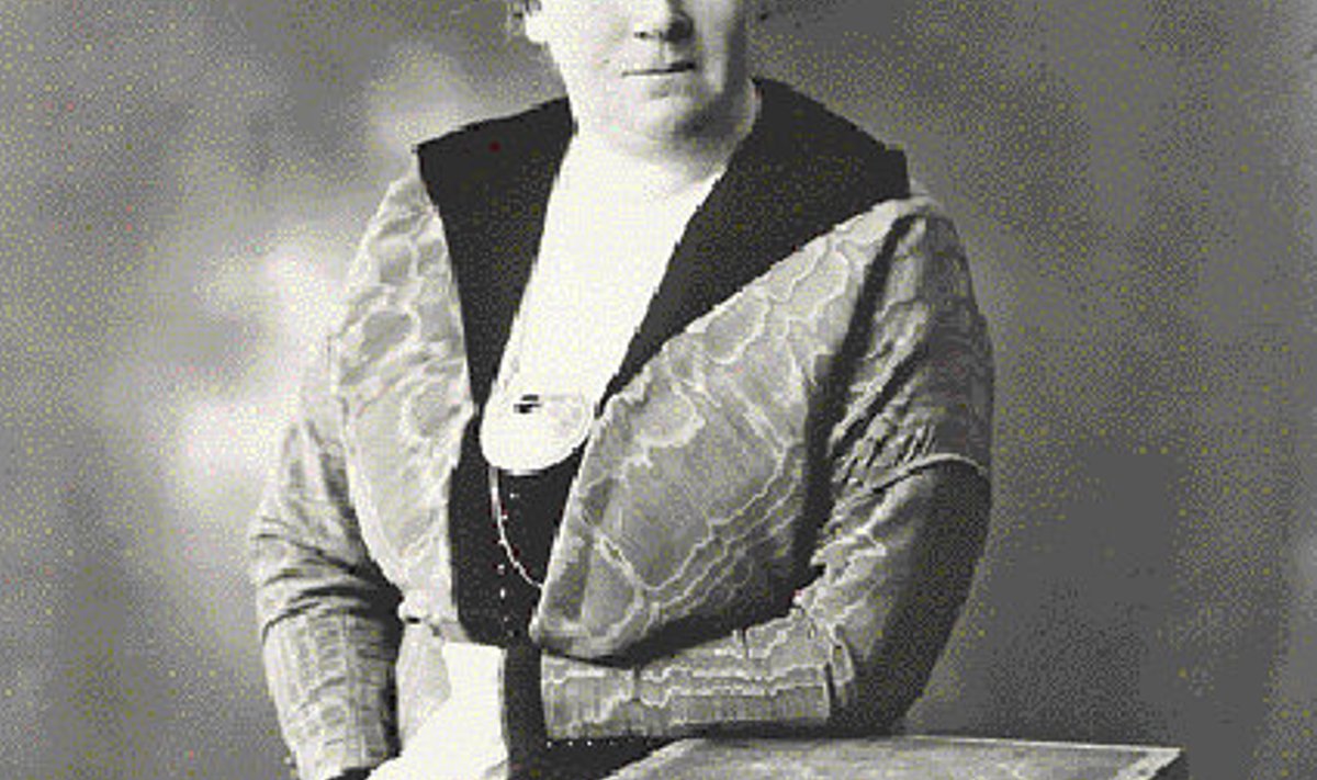 Mari Raamot oma elu kõige õnnelikemail aastail Sahkapuu kooli juhatajana umbes 1912. aastal