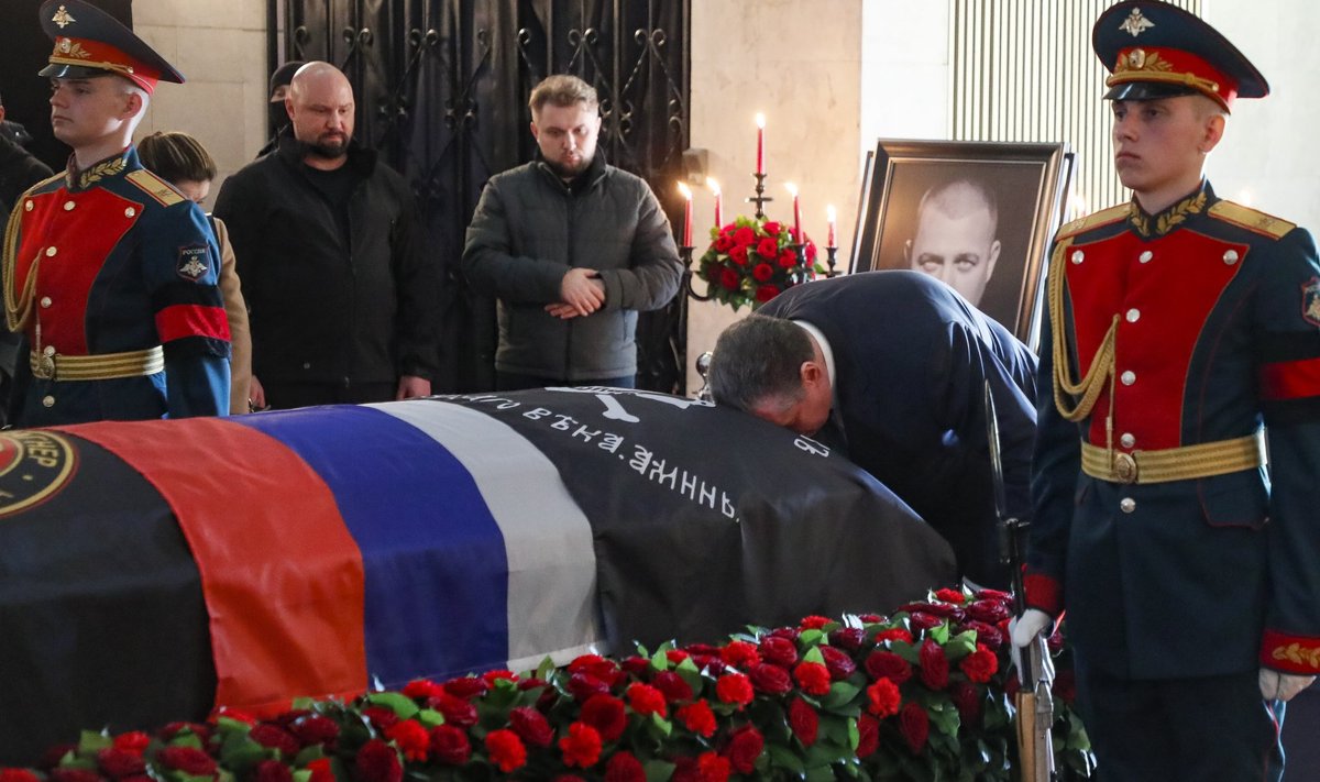 KES TAPPIS Z-BLOGIJA? Aprillis hukkus Peterburis pommiplahvatuses sõjablogija Vladlen Tatarski, tema tapmises süüdistatakse Daria Trepovat. Eile alanud kohtuistungil võttis Trepova omaks võltsitud juhiloa kasutamise, kuid eitas mõrva korraldamist.