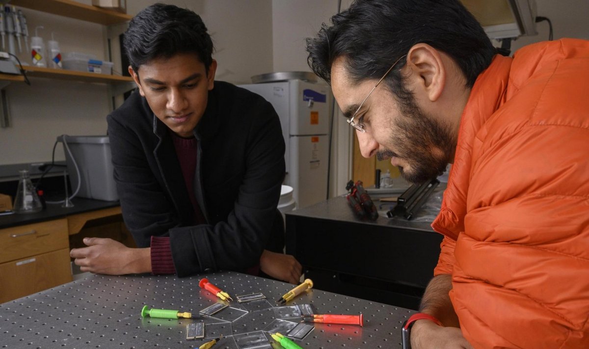 Georgia Techi üliõpilane Gaurav Byagathvalli ja õppejõud Saad Bhamla koos oma ElectroPen'idega. (Foto: Christopher Moore, Georgia Tech)