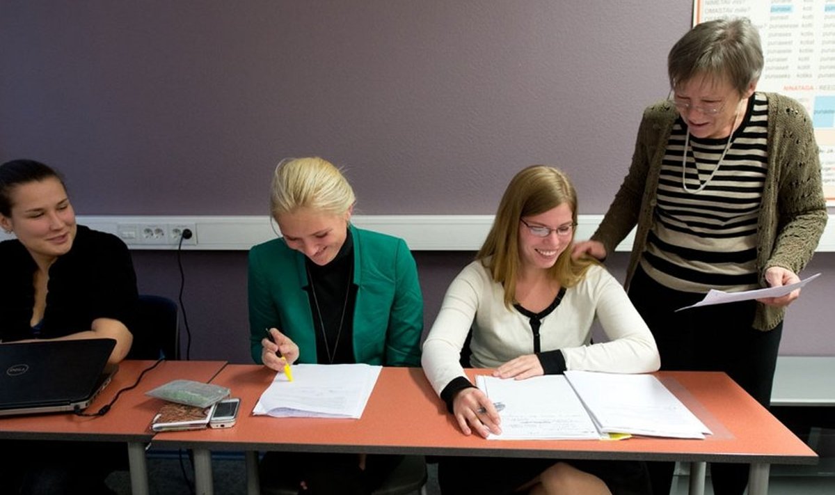 Tallinna ülikooli professor Krista Kerge (paremal) koolitab tulevasi emakeeleõpetajaid.
