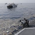 FOTOD | Indoneesias tuuakse merest välja lennuõnnetuses hukkunute kehaosi ja isiklikke esemeid