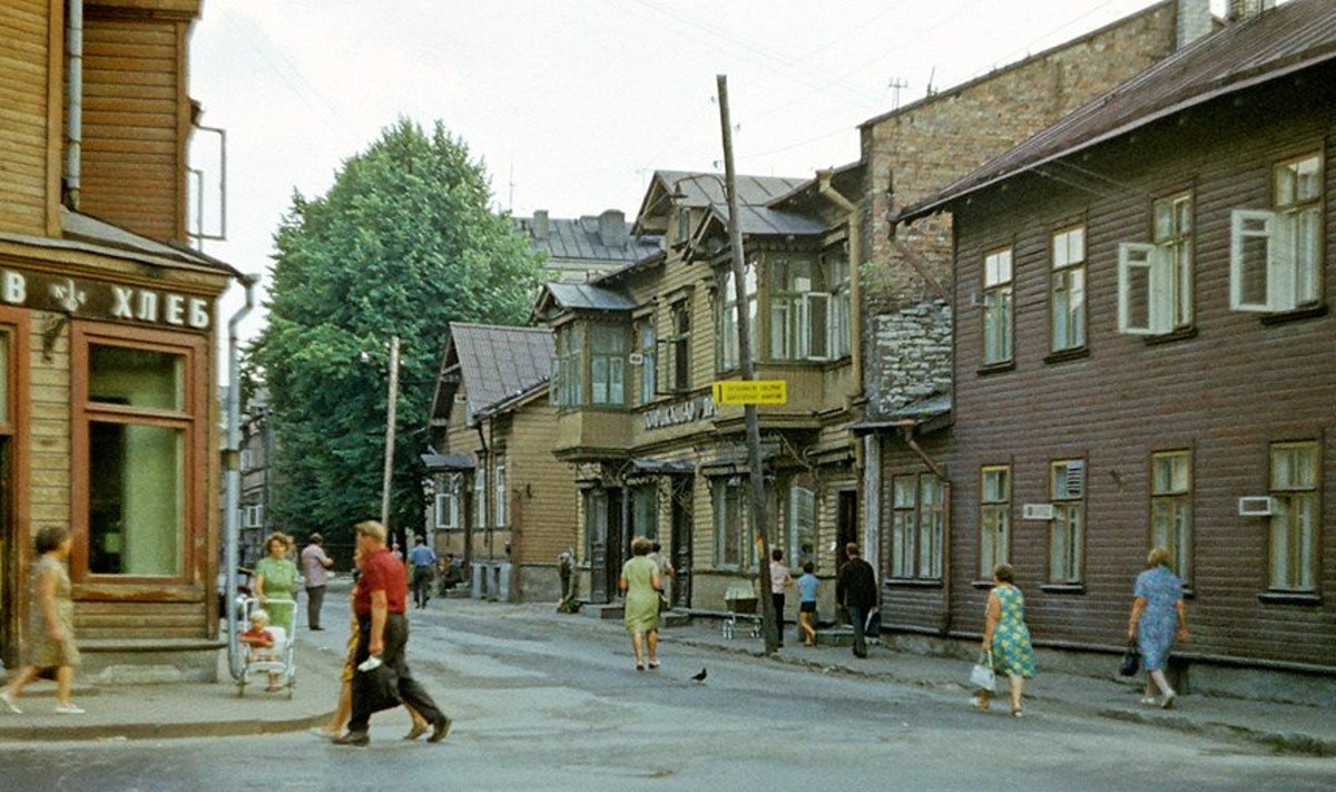 Nikonovi/Soo ja Vana-Kalamaja tänava nurk 1972. aastal. Täna leivapoes Topsi baar.