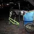 DELFI FOTOD: Viru väravates põrutas näitsikut süles sõidutanud verinoor velotaksojuht pargitud autosse