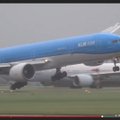VIDEO: Lennuk maandub Amsterdami sajandi tormis ohtlikult kõikudes