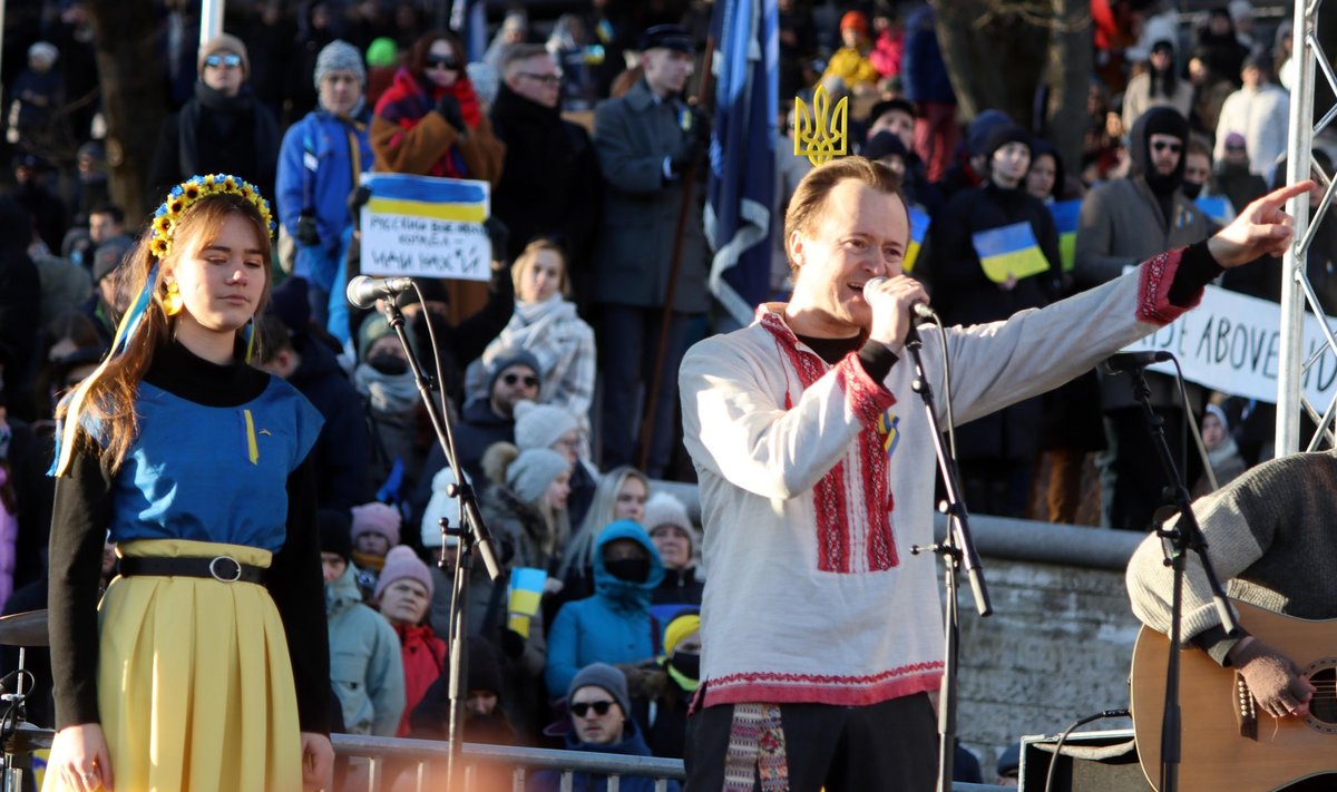 Ruslan Trochynskyi ja Rute Trochynskyi esinemas Ukraina toetuseks korraldatud meeleavaldusel Vabaduse väljakul
