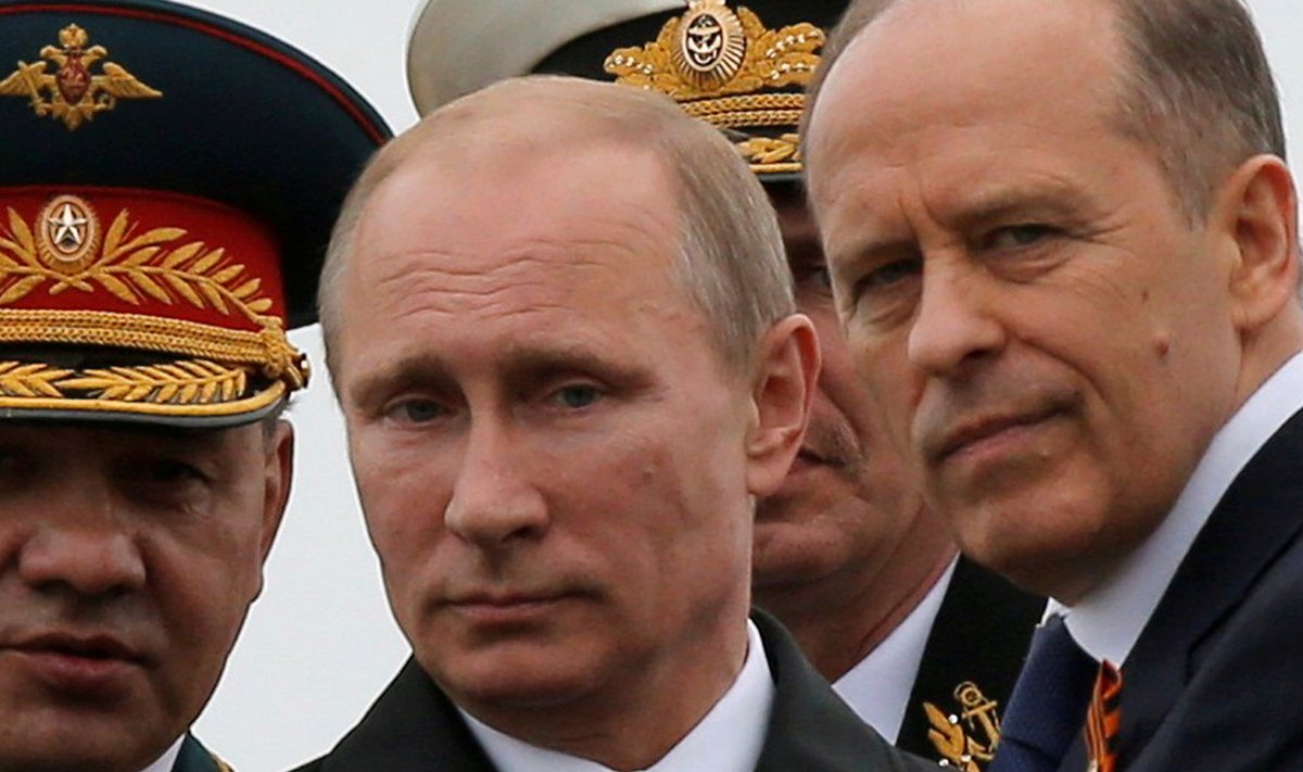 2014: Putinist vasakul Sergei Šoigu, paremal FSB juht Aleksander Bortnikov.