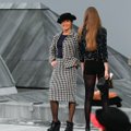 VIDEOD | Kummaline hetk Chaneli moeetendusel: publiku seas olnud naine pettis turvatöötajad ära ja jalutas moelaval koos maailmakuulsate modellidega