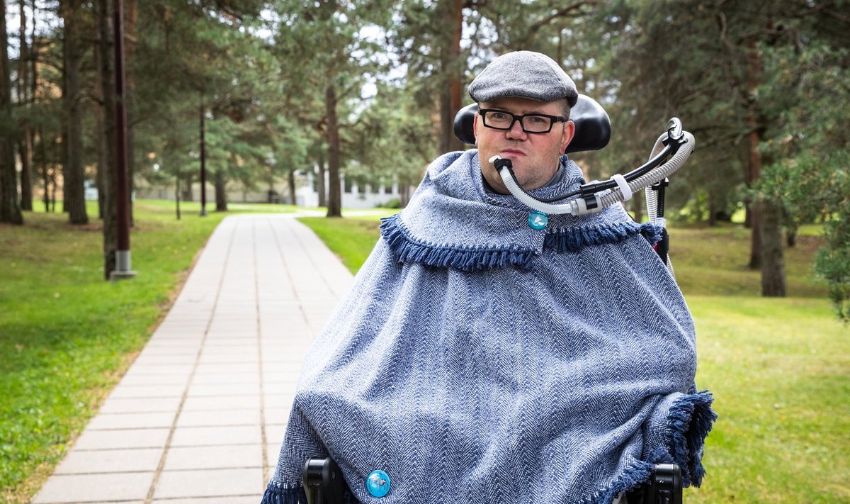 Jüri Lehtmets on üks neist puuetega inimestest, kes vajab joomiseks kõrt. Ta on nördinud, et suures keskkonnakaitsetuhinas unustati puuetega inimesed Euroopas ära.