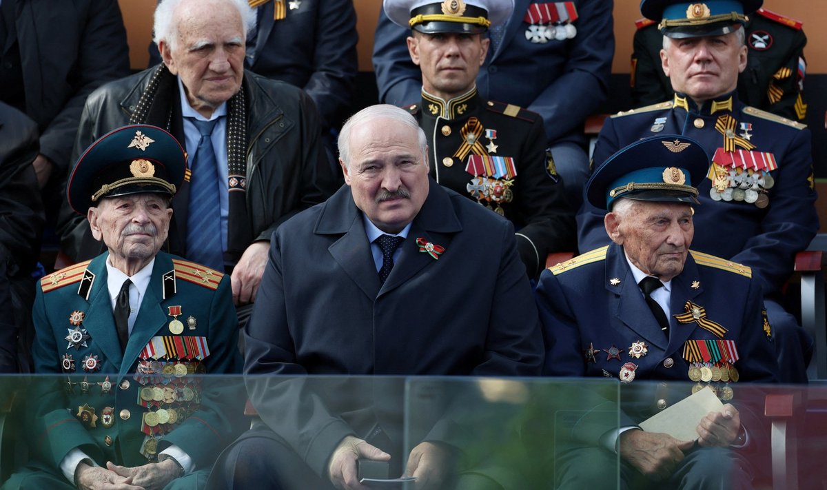 Aljaksandr Lukašenka eile Moskva Punasel väljakul tribüünil