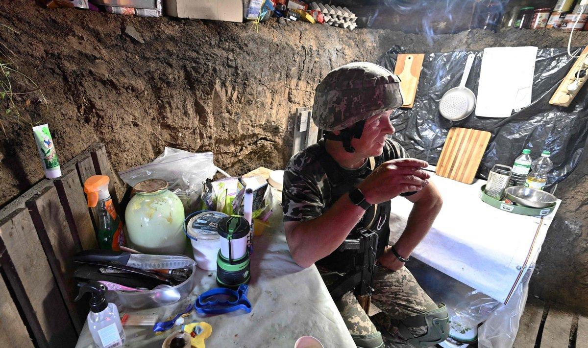 Украинский военный на позиции в Донбассе