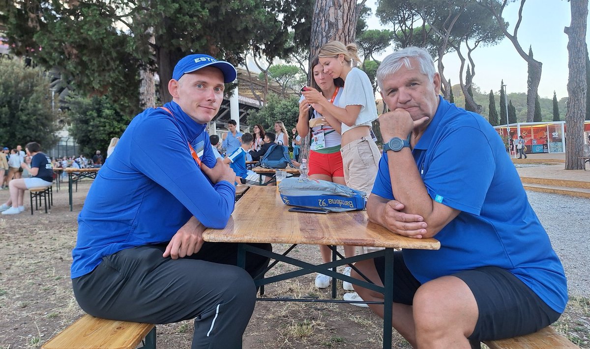 Johannes Erm (vasakul) ja Raul Rebane istusid Roomas pärast medalitseremooniat maha ja arutasid maailma asju.