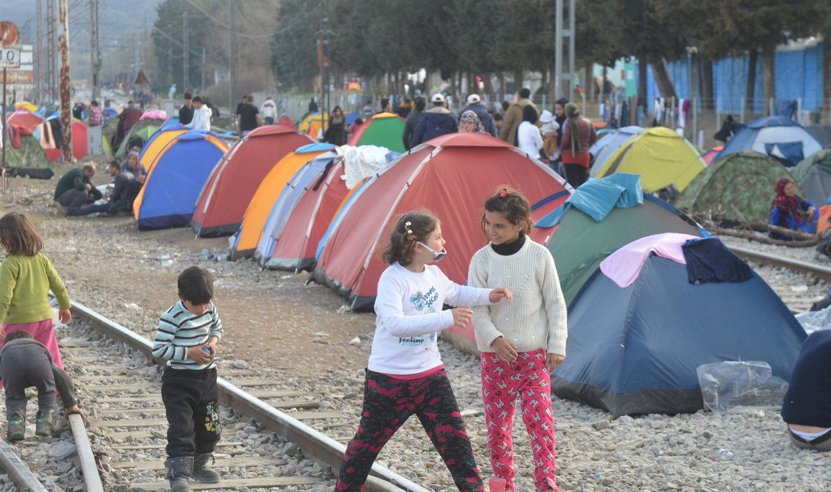 Põgenike telgid on püsti pandud rööbasteede vahele, raudteeliiklus jätkub. 