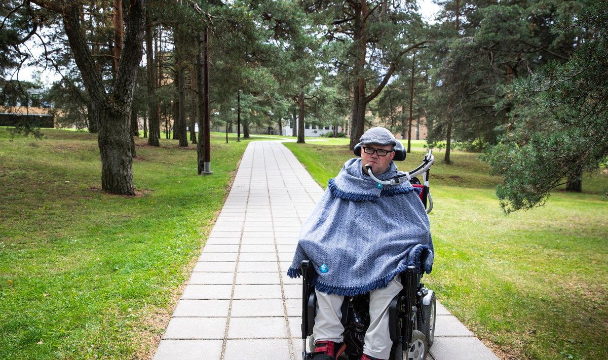 Jüri Lehtmetsa teel on palju takistusi. Näiteks peab ta ratastooli akusoodustust ootama 30 päeva, kuigi tal on haigus diagnoositud juba 29 aastat.