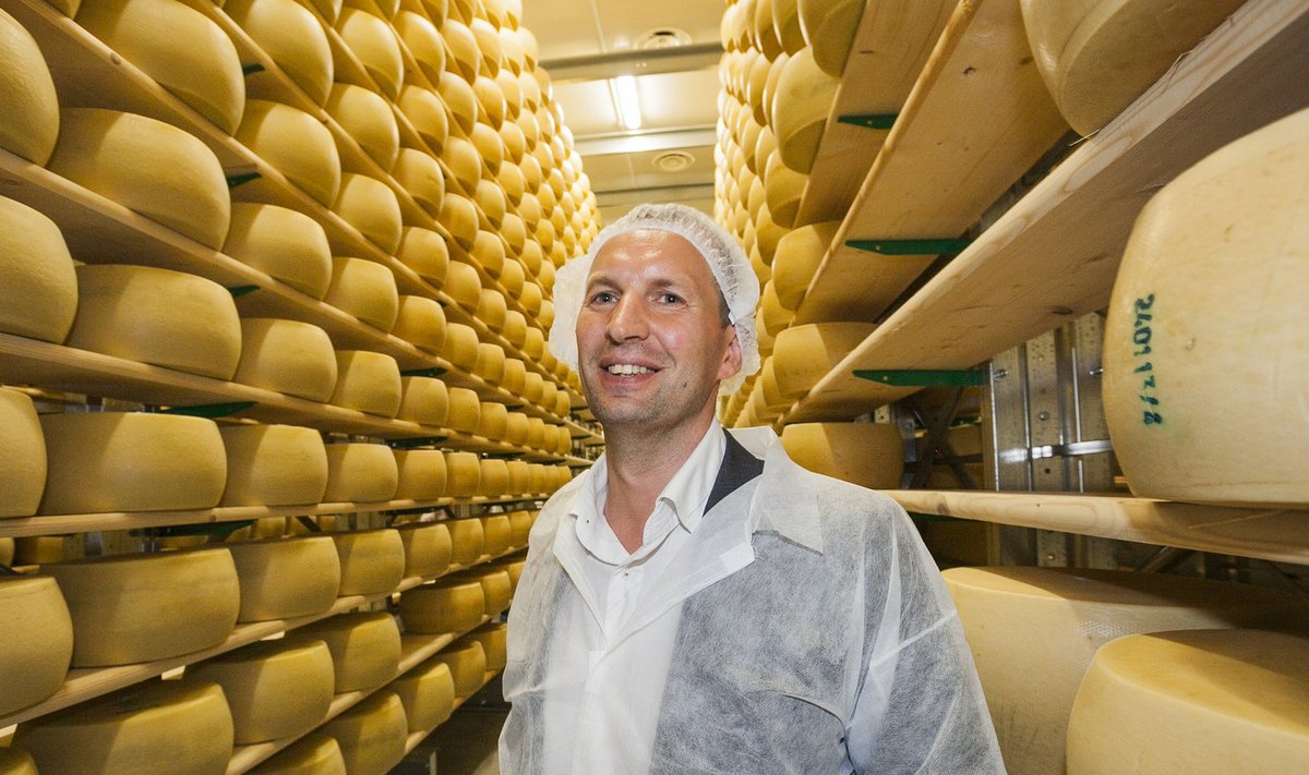 Valio Eesti juht Maido Solovjov näitab Võrus valmistatud Forte juustu, mida müüakse Itaaliasse.