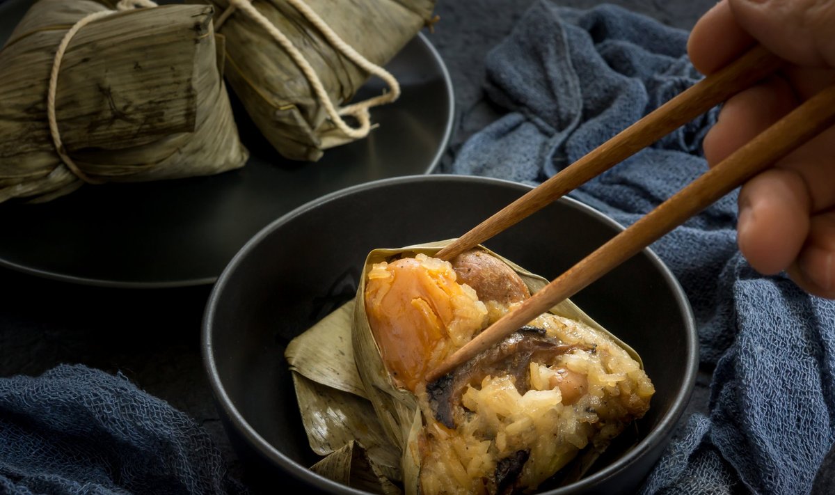 ZONGZI: bambuslehe sisse pakitud kleepuv riisipall, mille sees omakorda täidiseks jällegi oapasta, kala või isegi liha. 