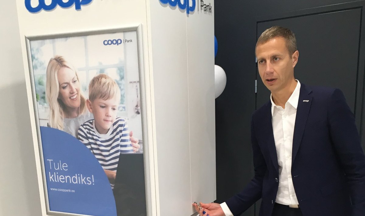 Coop Panga juhatuse esimees Margus Rink näitab panga mobiilset "kappi", mis viiakse 20 kauplusse üle Eesti ja mida saab vajadusel uutesse kohtadesse üles panna.