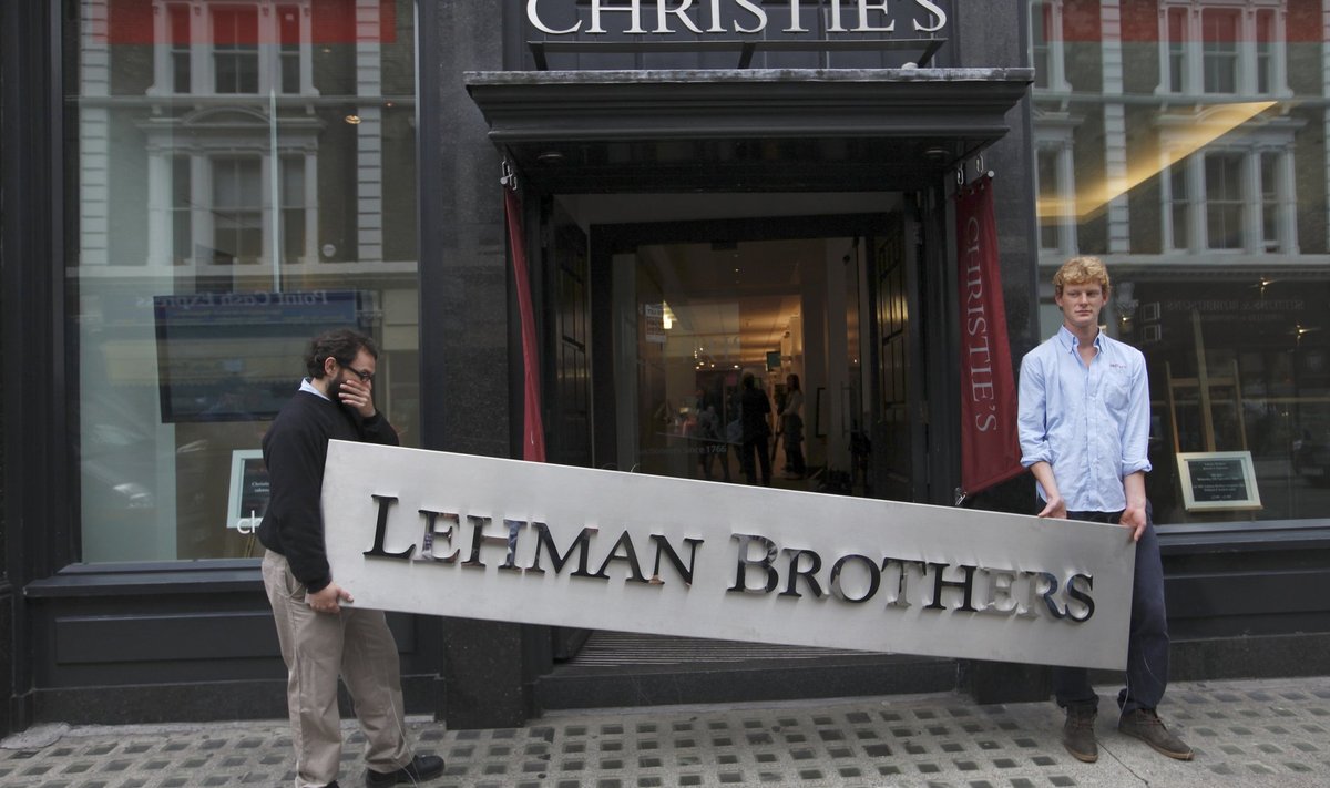 Et natukenegi Lehmani võlgu vähendada, pandi panga vara müüki. Fotol viiakse panga silti Christie’si oksjonile.