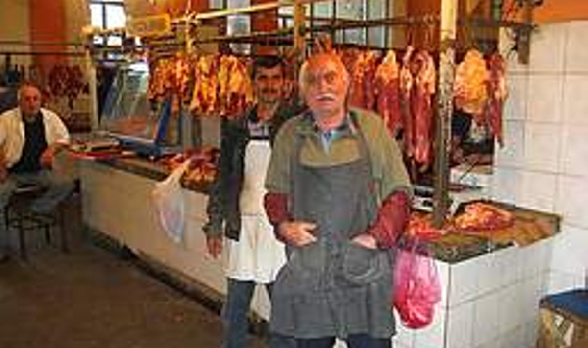 FOTOSESSIOON: Lihamüüjad  turul on lahkesti nõus poseerima ning tahaksid ka mälestuseks pilti saada. Palun väga, bidžod, siin see on. Aivar Viidik